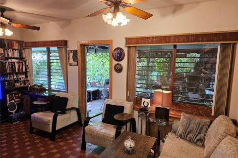 House in Coral Gables, Florida 3 bedrooms, 135.27 sq.m. № 1176887 - photo 10