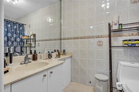 Casa en venta en Hialeah, Florida, 3 dormitorios, 146.04 m2 № 1408306 - foto 28