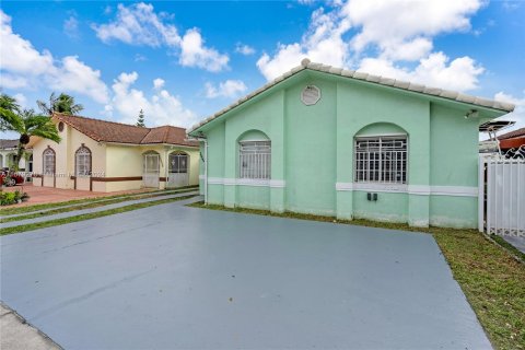 House in Hialeah, Florida 3 bedrooms, 146.04 sq.m. № 1408306 - photo 2