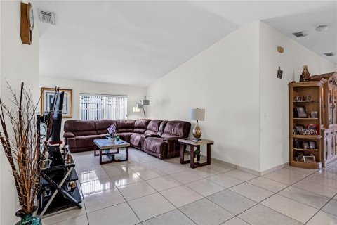 Casa en venta en Hialeah, Florida, 3 dormitorios, 146.04 m2 № 1408306 - foto 21