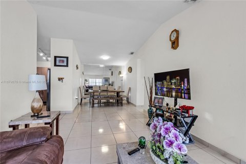 Casa en venta en Hialeah, Florida, 3 dormitorios, 146.04 m2 № 1408306 - foto 22