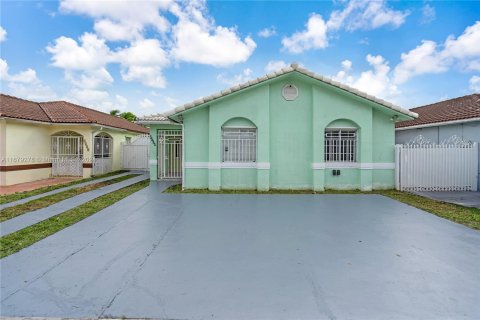 Casa en venta en Hialeah, Florida, 3 dormitorios, 146.04 m2 № 1408306 - foto 1