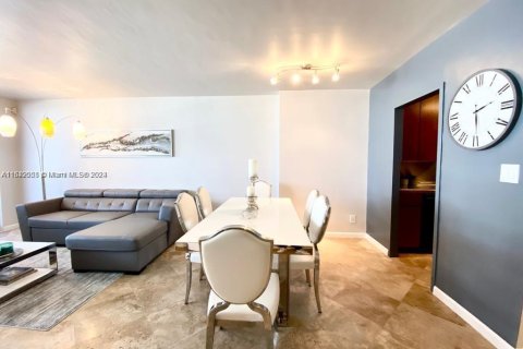 Condo in Miami Beach, Florida, 1 bedroom  № 1321489 - photo 16