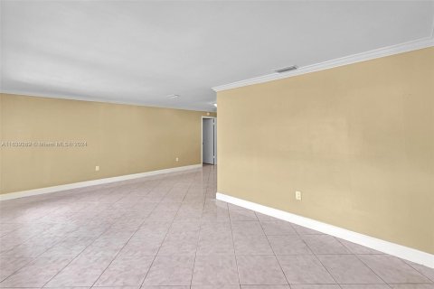 House in Pembroke Pines, Florida 4 bedrooms, 173.26 sq.m. № 1321539 - photo 11