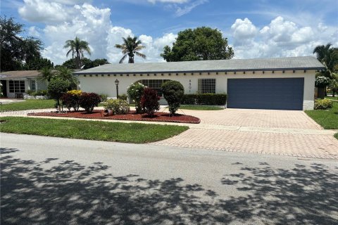 House in Pembroke Pines, Florida 4 bedrooms, 173.26 sq.m. № 1321539 - photo 1