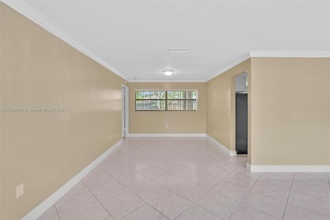 House in Pembroke Pines, Florida 4 bedrooms, 173.26 sq.m. № 1321539 - photo 17