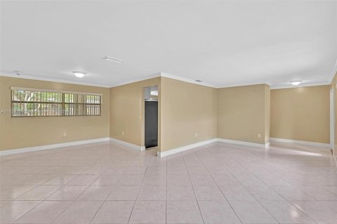 House in Pembroke Pines, Florida 4 bedrooms, 173.26 sq.m. № 1321539 - photo 14