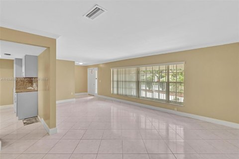 House in Pembroke Pines, Florida 4 bedrooms, 173.26 sq.m. № 1321539 - photo 16