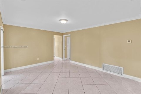 House in Pembroke Pines, Florida 4 bedrooms, 173.26 sq.m. № 1321539 - photo 25