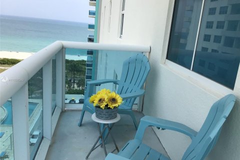 Copropriété à vendre à Surfside, Floride: 2 chambres, 93.09 m2 № 3204 - photo 1