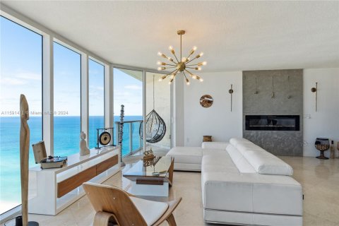 Condominio en venta en Sunny Isles Beach, Florida, 2 dormitorios, 132.2 m2 № 1184093 - foto 2