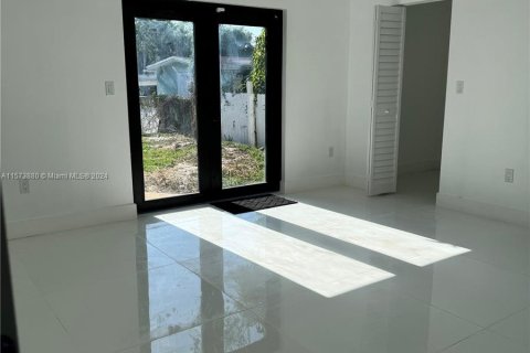 House in Miami, Florida 5 bedrooms, 213.68 sq.m. № 1140675 - photo 7