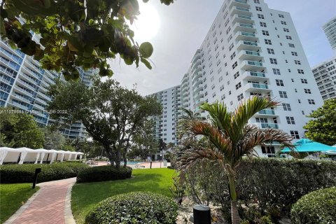 Condo in Hollywood, Florida, 2 bedrooms  № 1290665 - photo 16