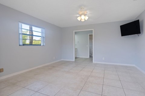 House in Wellington, Florida 3 bedrooms, 181.53 sq.m. № 1120996 - photo 13