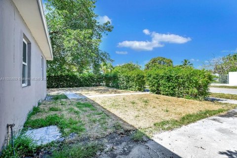 Casa en venta en Miami Gardens, Florida, 3 dormitorios, 82.22 m2 № 1186717 - foto 5