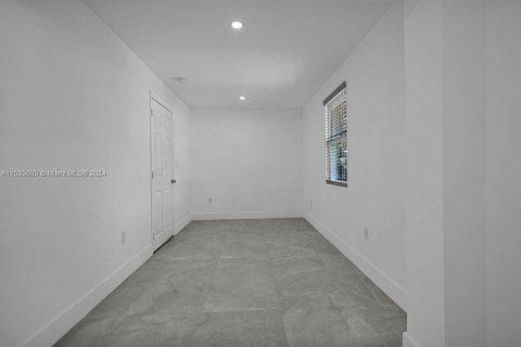 Casa en venta en Miami Gardens, Florida, 3 dormitorios, 82.22 m2 № 1186717 - foto 17