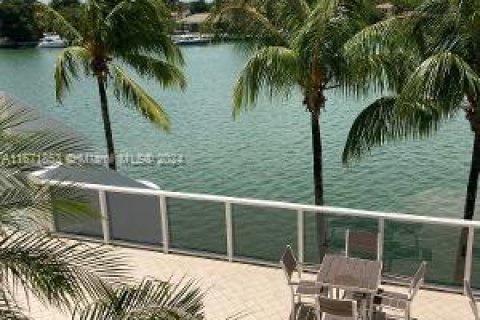 Condo in Miami Beach, Florida, 1 bedroom  № 1393557 - photo 10