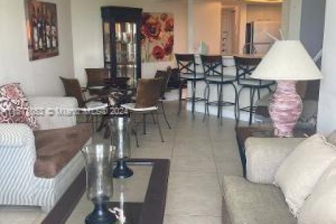 Condo in Miami Beach, Florida, 1 bedroom  № 1393557 - photo 2