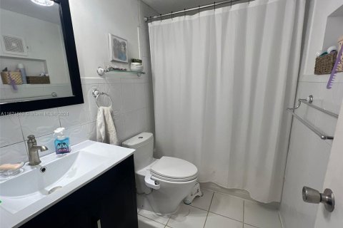 Condo in Miami, Florida, 2 bedrooms  № 1393559 - photo 14