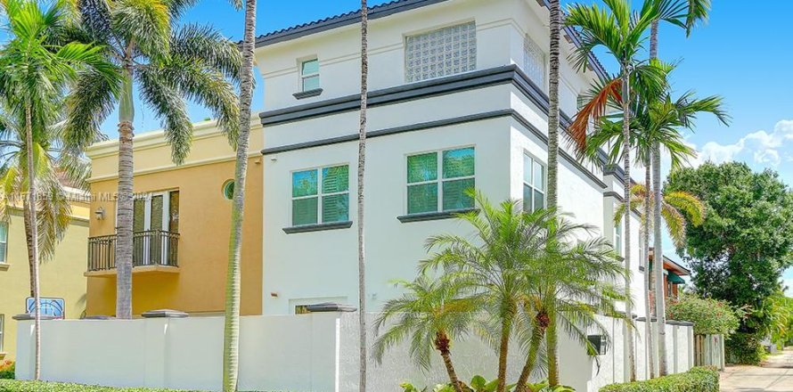 Townhouse in Fort Lauderdale, Florida 3 bedrooms, 251.49 sq.m. № 1393558