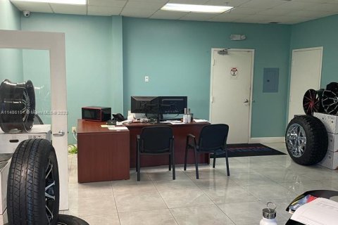 Commercial property in Doral, Florida № 839594 - photo 30