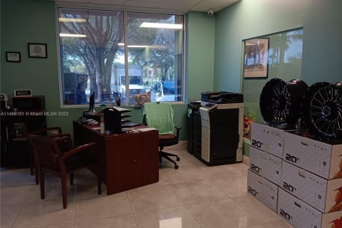 Commercial property in Doral, Florida № 839594 - photo 27