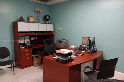 Commercial property in Doral, Florida № 839594 - photo 26