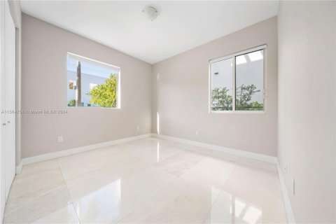 House in Doral, Florida 4 bedrooms, 336.68 sq.m. № 1100642 - photo 8