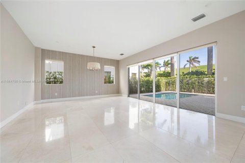 Casa en venta en Doral, Florida, 4 dormitorios, 336.68 m2 № 1100642 - foto 4