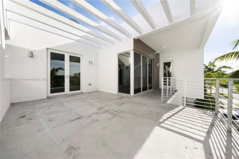 House in Doral, Florida 4 bedrooms, 336.68 sq.m. № 1100642 - photo 14