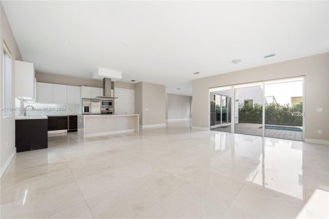 House in Doral, Florida 4 bedrooms, 336.68 sq.m. № 1100642 - photo 6