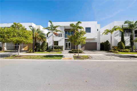 Casa en venta en Doral, Florida, 4 dormitorios, 336.68 m2 № 1100642 - foto 2