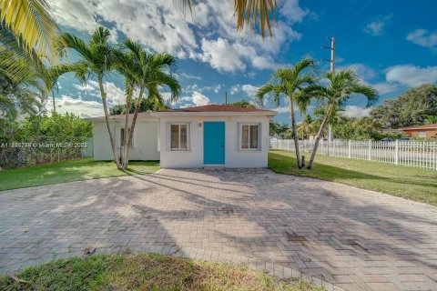 Villa ou maison à vendre à Miami, Floride: 2 chambres, 96.34 m2 № 875923 - photo 2