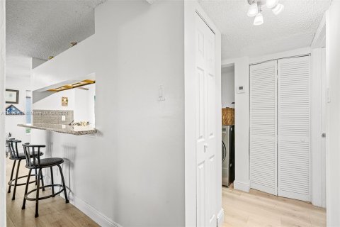 Condo in Miami, Florida, 1 bedroom  № 1365288 - photo 16