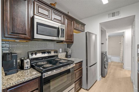 Condo in Miami, Florida, 1 bedroom  № 1365288 - photo 13