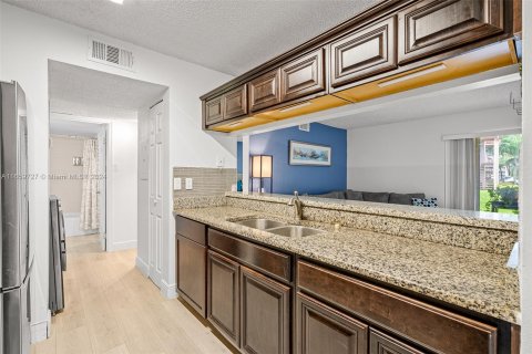 Condo in Miami, Florida, 1 bedroom  № 1365288 - photo 14