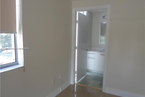 Condo in Miami, Florida, 1 bedroom  № 1365290 - photo 11