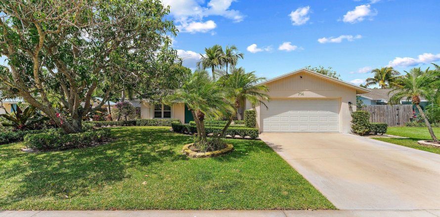 House in Jupiter, Florida 3 bedrooms, 138.42 sq.m. № 1118939