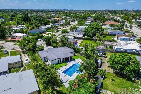 Casa en venta en Miami, Florida, 4 dormitorios, 170.29 m2 № 1315612 - foto 4