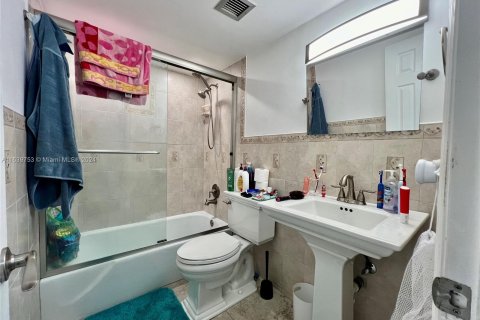 Condo in Hollywood, Florida, 2 bedrooms  № 1315614 - photo 16