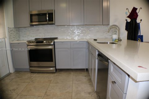 Condo in Hollywood, Florida, 2 bedrooms  № 1315614 - photo 2