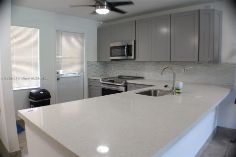 Condo in Hollywood, Florida, 2 bedrooms  № 1315614 - photo 1