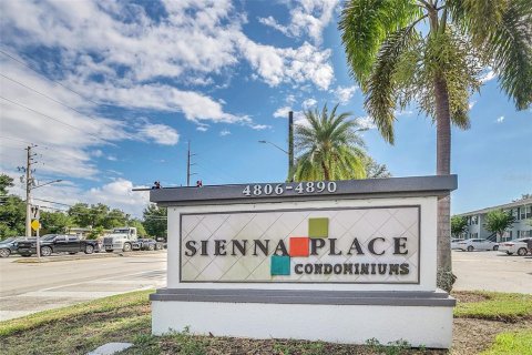 Condo in Orlando, Florida, 2 bedrooms  № 1403356 - photo 24