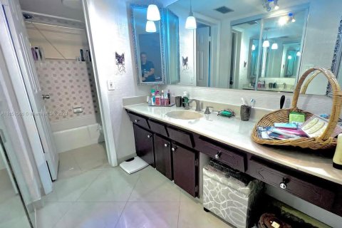 Condo in Lauderdale Lakes, Florida, 1 bedroom  № 1333716 - photo 11