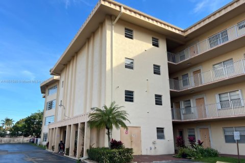 Condo in Lauderdale Lakes, Florida, 1 bedroom  № 1333716 - photo 2