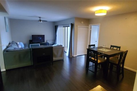 Condo in Pembroke Pines, Florida, 2 bedrooms  № 1333717 - photo 7