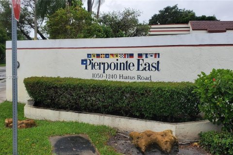 Condo in Pembroke Pines, Florida, 2 bedrooms  № 1333717 - photo 1