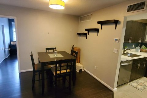 Condo in Pembroke Pines, Florida, 2 bedrooms  № 1333717 - photo 6