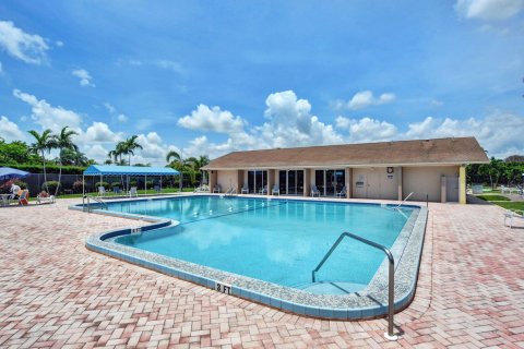 Condo in Palm Springs, Florida, 1 bedroom  № 1216382 - photo 2