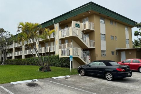 Condo in Miami, Florida, 2 bedrooms  № 1101860 - photo 1